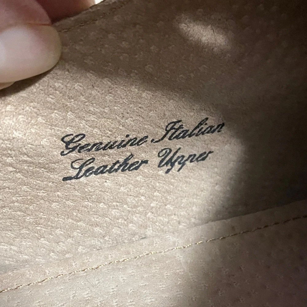 Banana Republic Tan Lace Up Suede Ortholite Derby Shoes in Men’s Size 11.